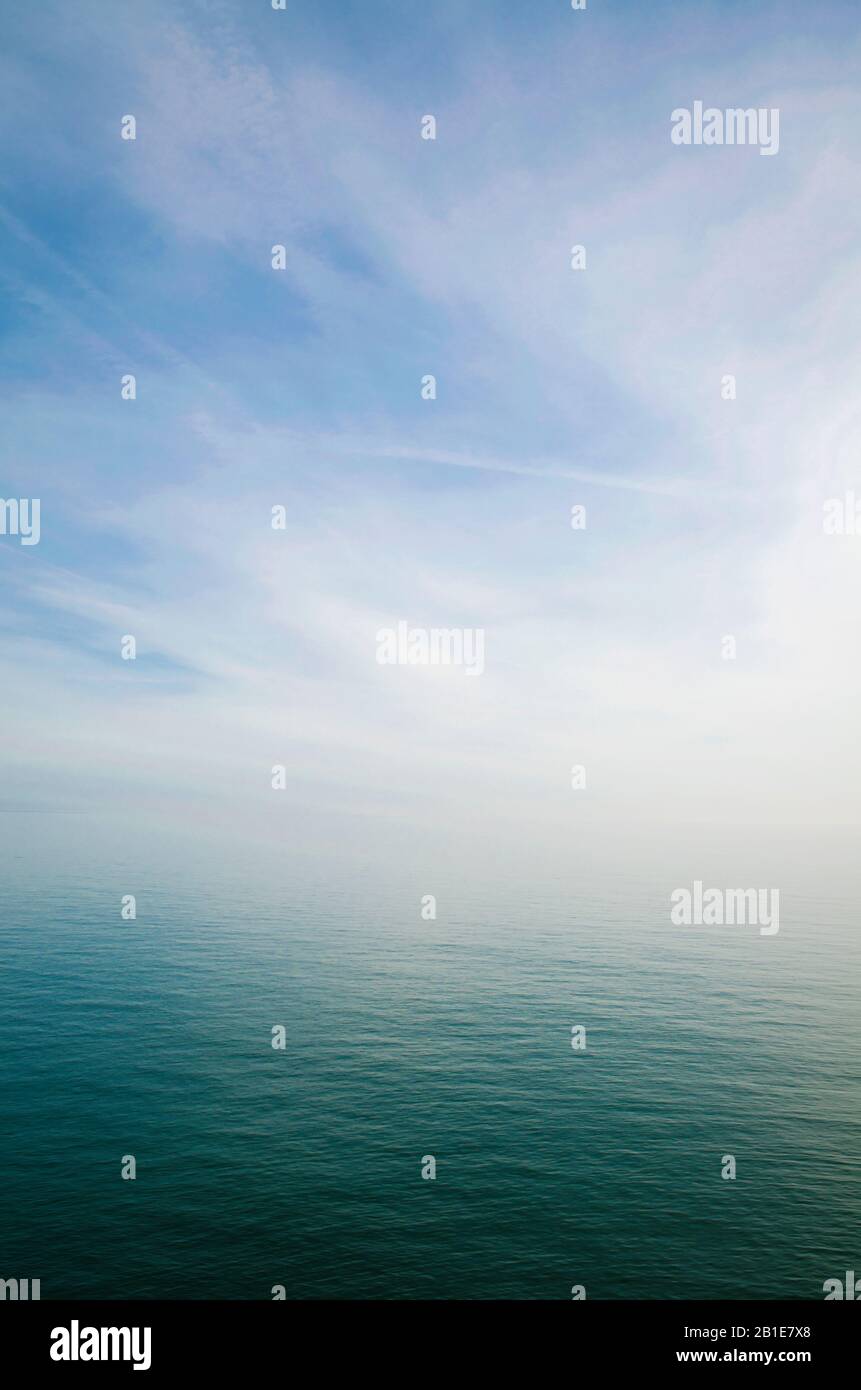 Vista panoramica del cielo e del mare che si fonde in un'incantevole orizzonte bianco Foto Stock