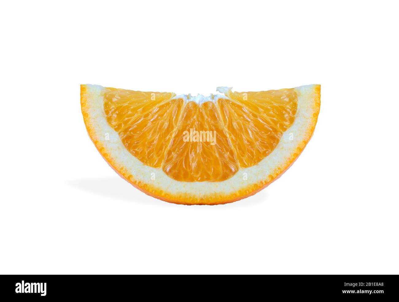Sezione arancione sullo sfondo bianco con tracciati di ritaglio. Molti tipi di arance possono essere mangiati. La frutta è acida o dolce. Spesso hanno calcio extra, po Foto Stock