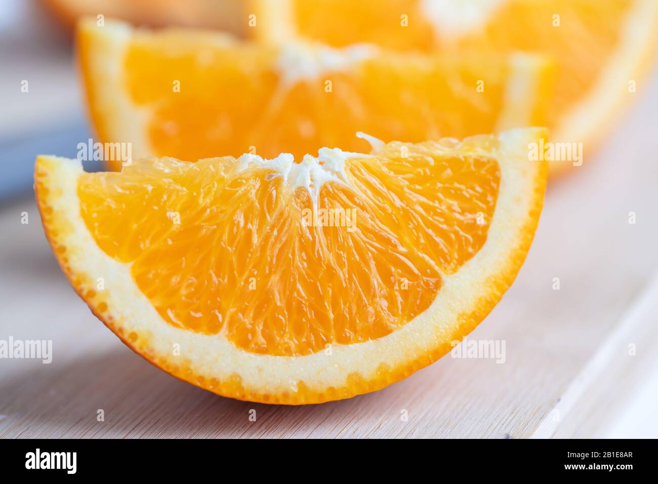 Chiudere il filo arancione affettato sul tagliere. Molti tipi di arance possono essere mangiati. La frutta è acida o dolce. Spesso hanno calcio extra, potassio, vita Foto Stock