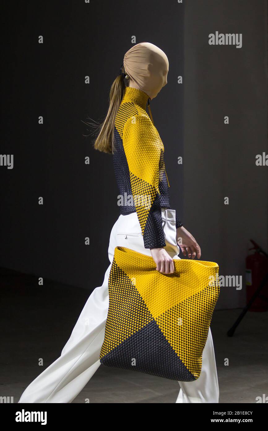 Kiev, UCRAINA - 1 FEBBRAIO 2020: Mostra di collezione GUDU durante la settimana della Moda Ucraina FW20-21 all'Arsenale di Mystetsky a Kiev Foto Stock