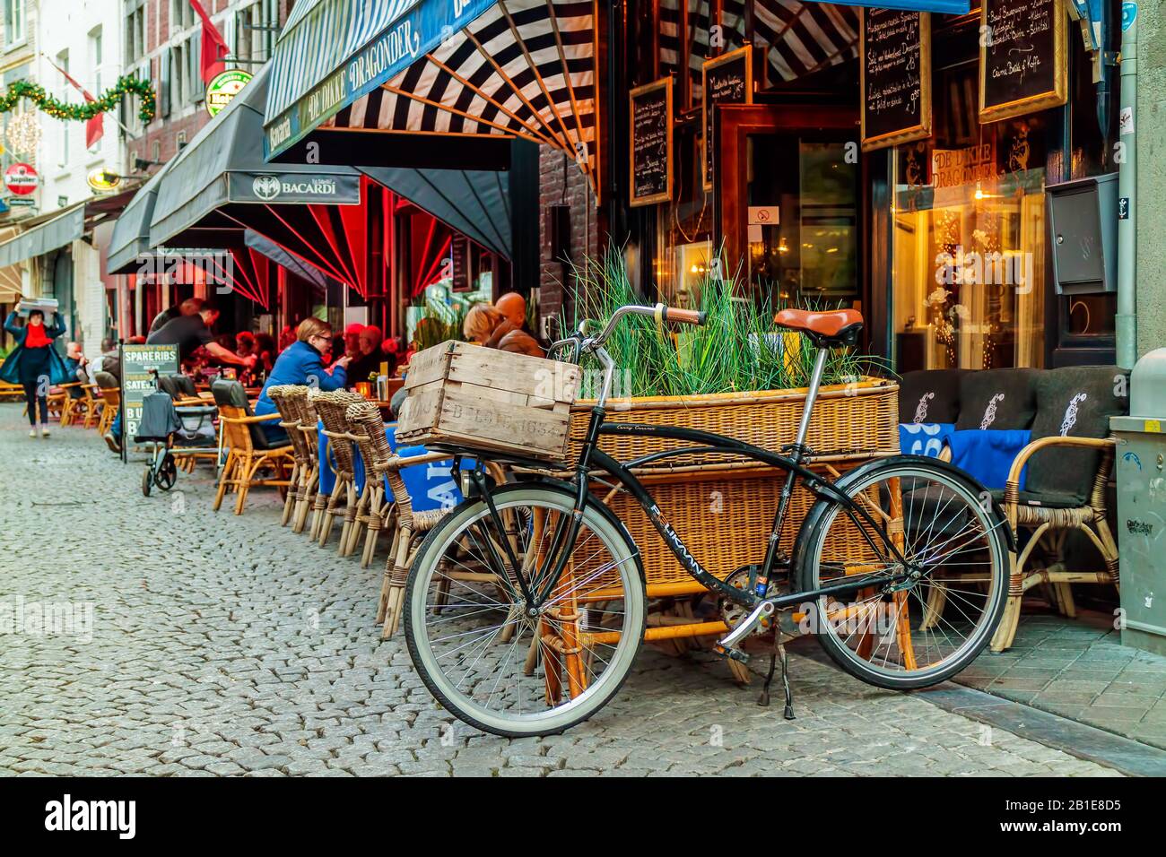 Maastricht, PAESI BASSI - 22 NOVEMBRE 2016: Persone sedute di fronte a bar e ristoranti nel centro di Maastricht, Paesi Bassi Foto Stock