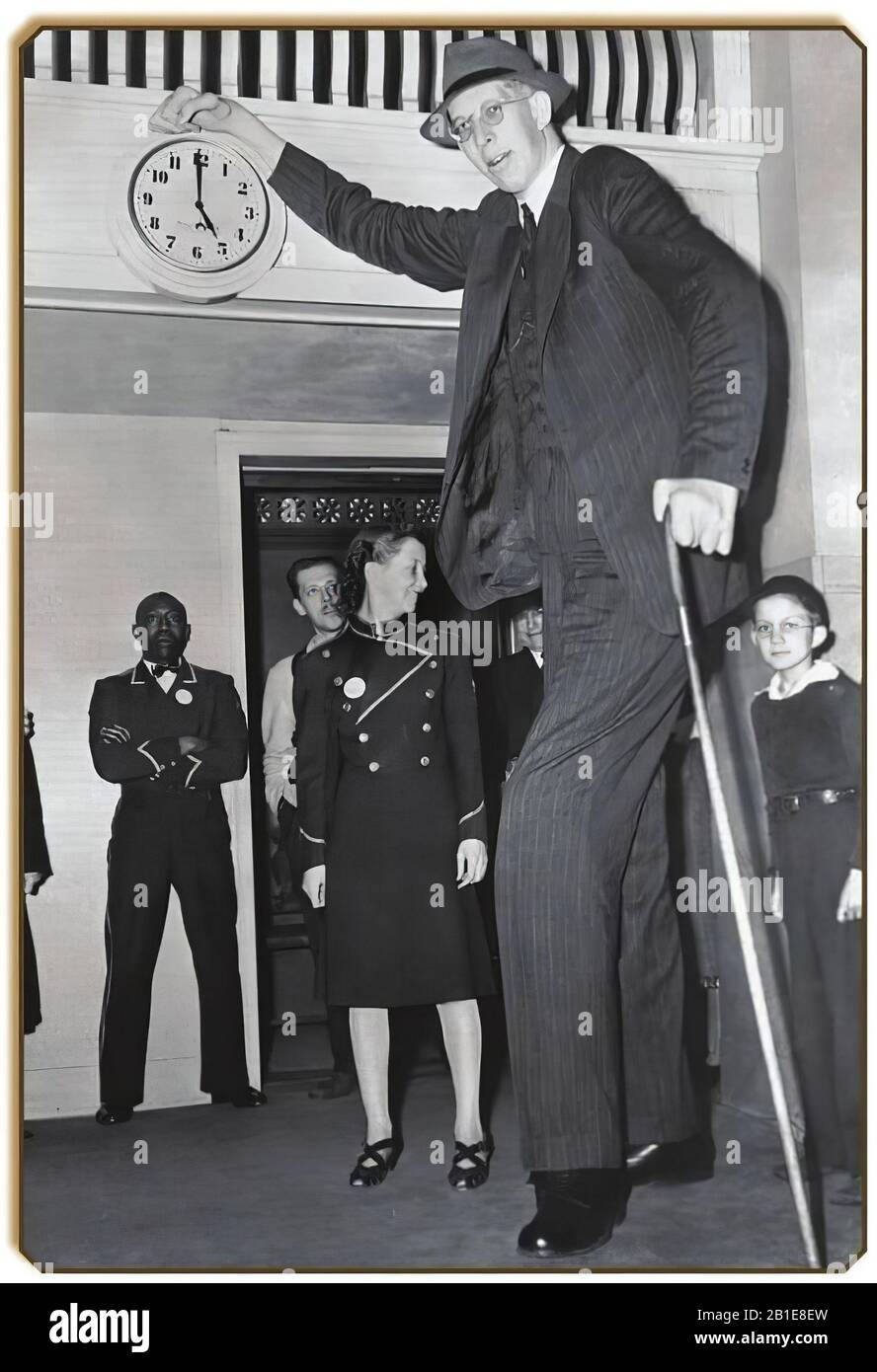 Robert Wadlow, 'il Gigante dell'Illinois.' Dopo aver raggiunto un'altezza di 8 piedi 11 in, Wadlow è la persona confermata più alta mai vissuta Foto Stock