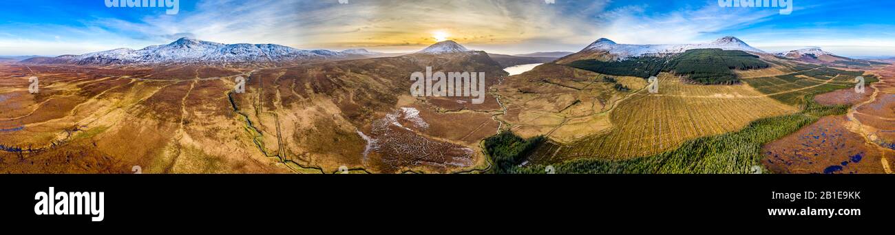 Veduta aerea del Monte Errigal, la montagna più alta di Donegal, vista dal Sud Est con Aghla More e Aghla Beg e Derryveagh Mountains - Irlanda. Foto Stock