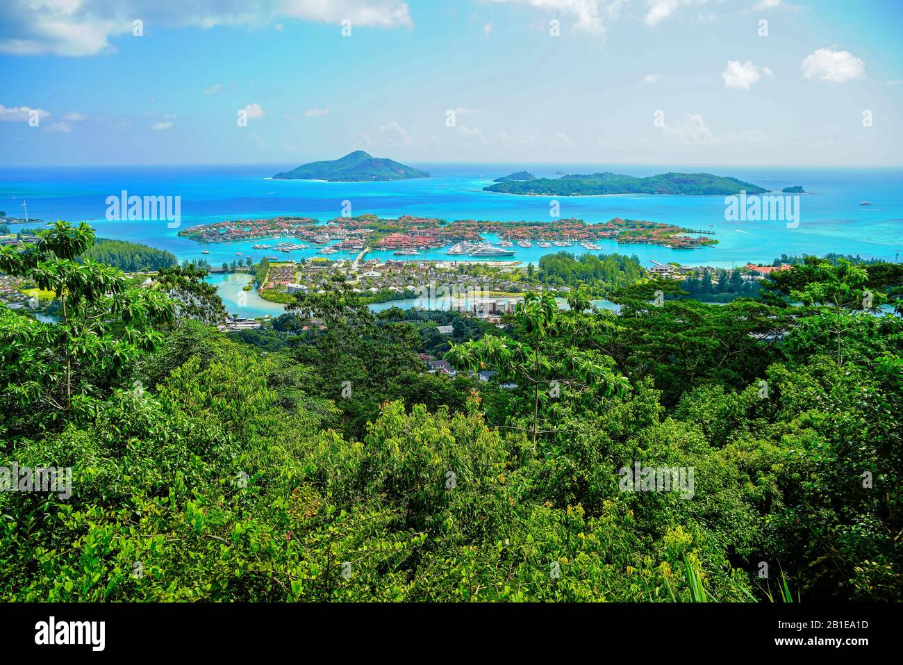 Vista elevata dell'Isola di Mahé e dell'Oceano Indiano, Seychelles. Foto Stock