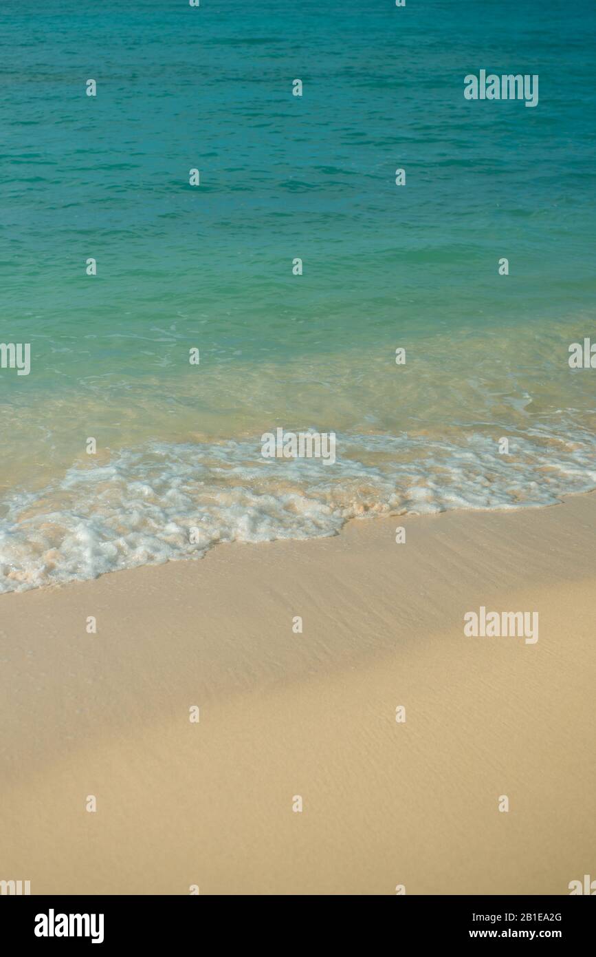 Spiaggia Tropicale Sfondo Di Dolci Onde Su Sabbia Bianca Con Copy Space Foto Stock