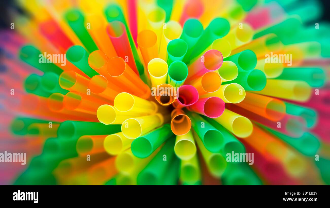 Hugh numero di cannucce di plastica colorate - la società di tiro-via Foto Stock