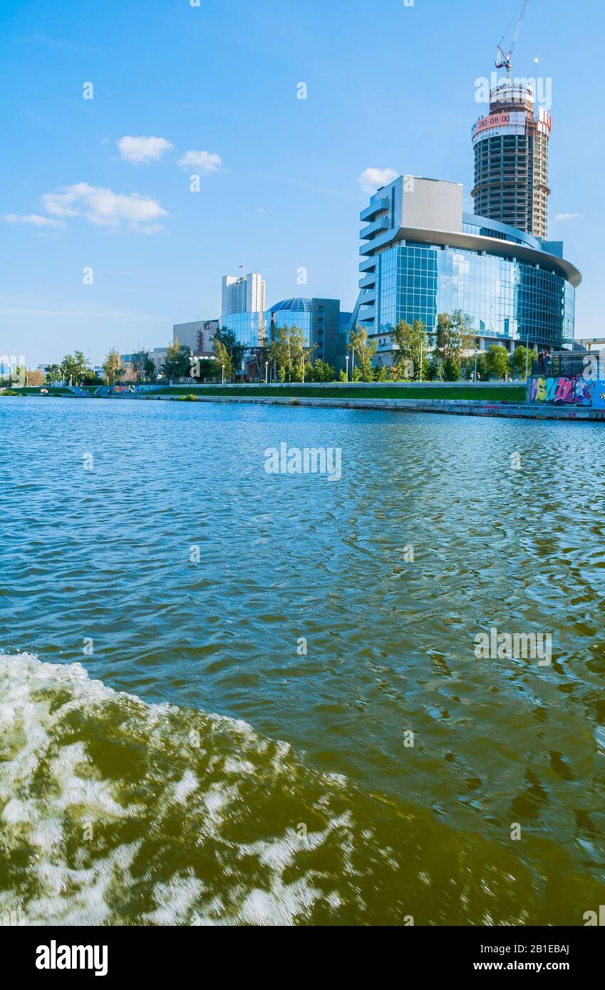 EKATERINBURG, RUSSIA - 24 AGOSTO 2013. Vista dell'architettura estiva urbana - edifici moderni business e amministrativi grattacieli sul terrapieno di i Foto Stock