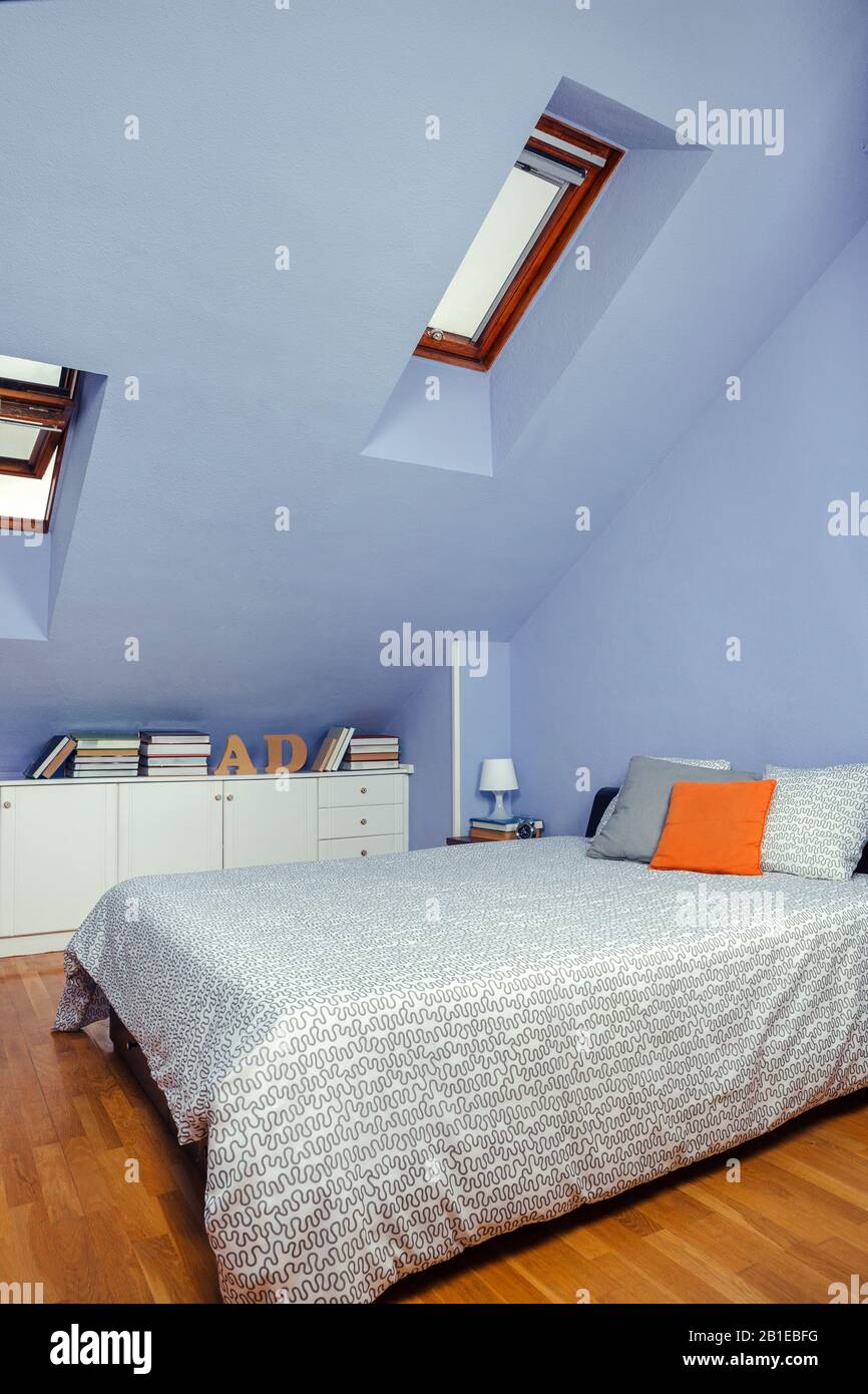Camera da letto in un attico con letto matrimoniale Foto Stock