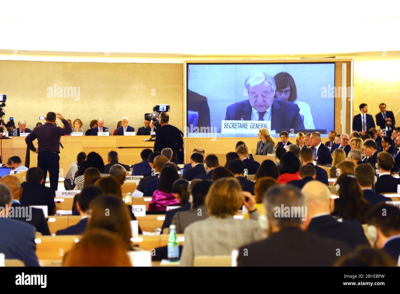 (200225) -- GINEVRA, 25 febbraio 2020 (Xinhua) -- il Segretario generale delle Nazioni Unite Antonio Guterres interviene alla 43rd sessione ordinaria del Consiglio per i diritti umani delle Nazioni Unite a Ginevra, Svizzera, 24 febbraio 2020. Guterres lunedì ha pubblicato un "invito all'azione per i diritti umani" nella 43rd sessione ordinaria del Consiglio delle Nazioni Unite per i diritti umani, che ha aperto qui lunedì e durerà fino al 20 marzo. (Xinhua/Nie Xiaoyang) Foto Stock