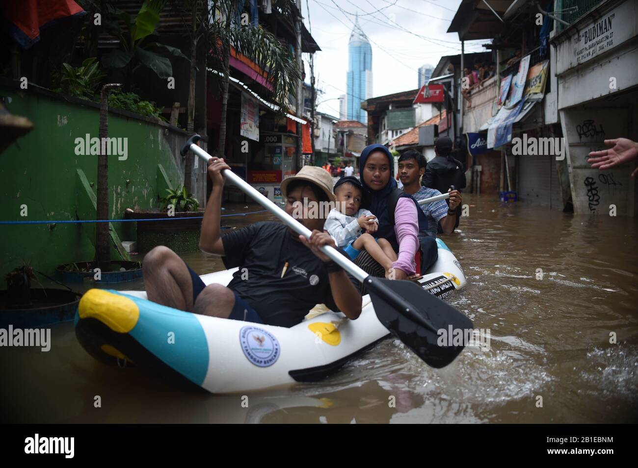 Jakarta, Indonesia. 25th Feb, 2020. Un volontario di salvataggio indonesiano evacuerà i residenti in piena dopo una forte pioggia a Giacarta, Indonesia, 25 febbraio 2020. Credito: Zulkarnain/Xinhua/Alamy Live News Foto Stock