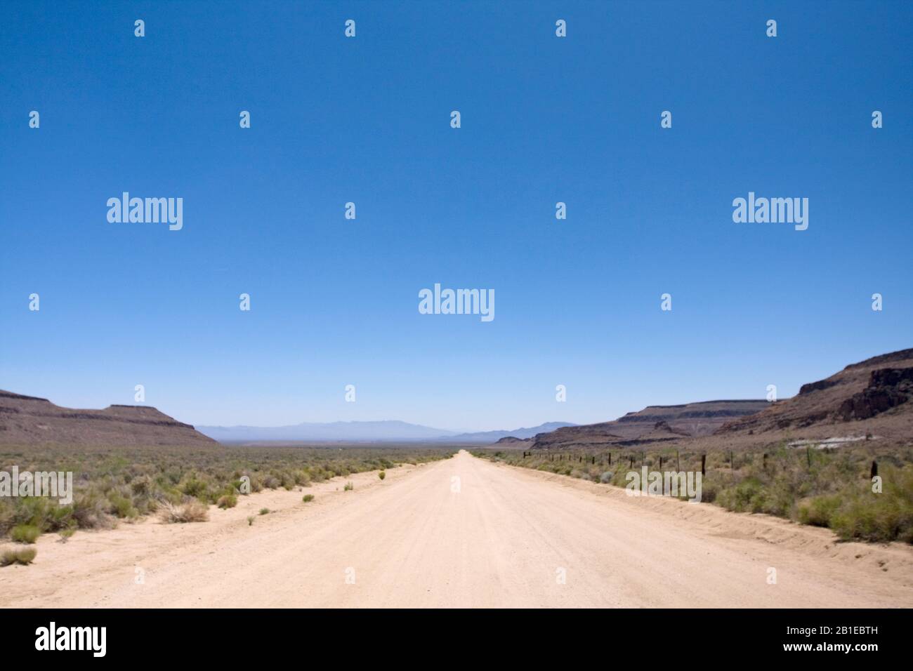 Strada attraverso il deserto di Mojave, Stati Uniti, California Foto Stock