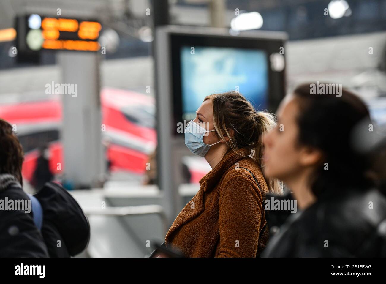 Milano, Italia. 25th Feb, 2020. I passeggeri della stazione ferroviaria di Milano Centrale indossano maschere respiratorie protettive in quanto vengono adottate misure restrittive per contenere lo scoppio di Coronavirus COVID-19 credito: Piero Cruciatti/Alamy Live News Foto Stock