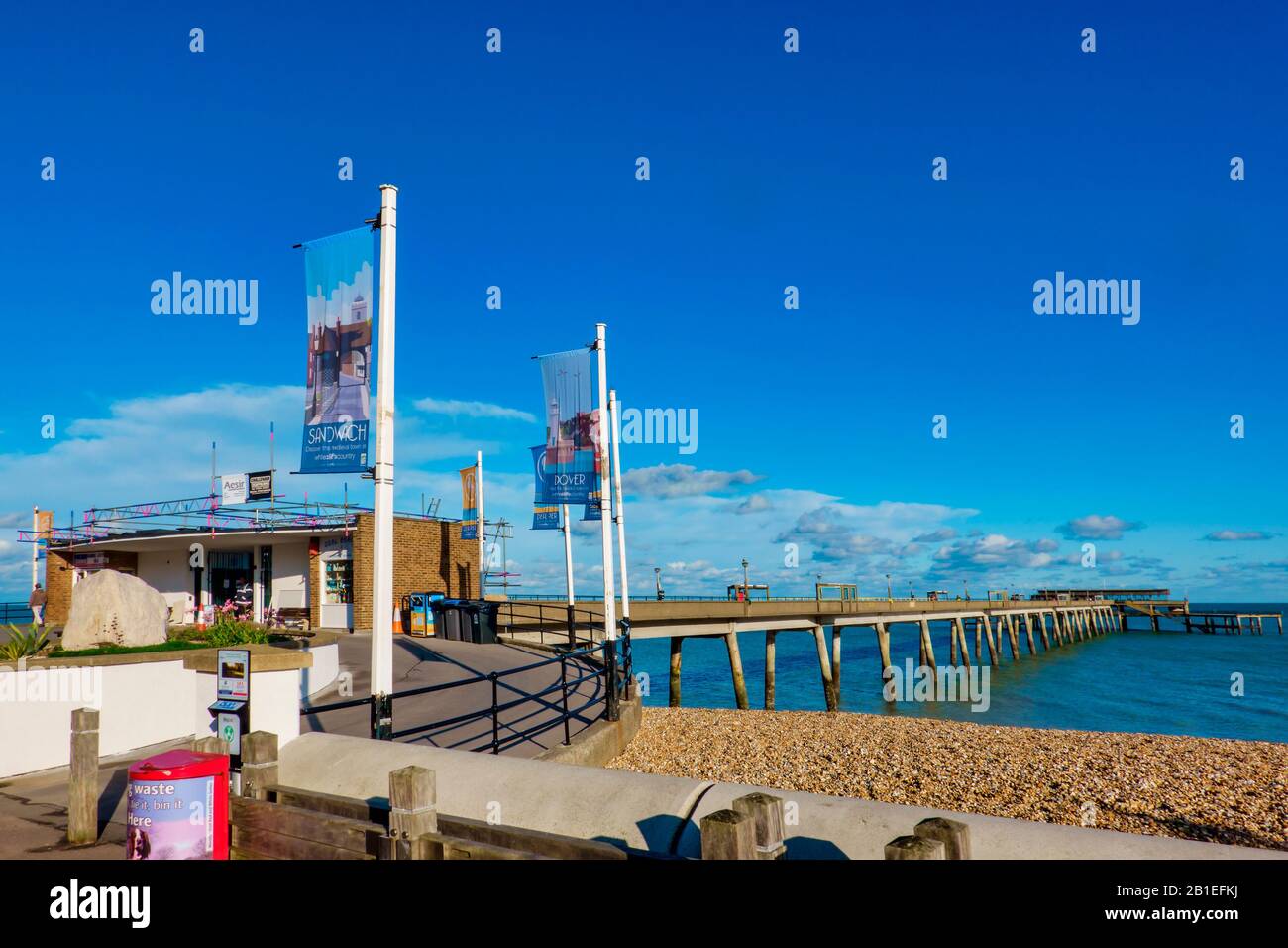 Deal Pier, Sunny Day, Blue Sky, Deal, Kent, Inghilterra Foto Stock