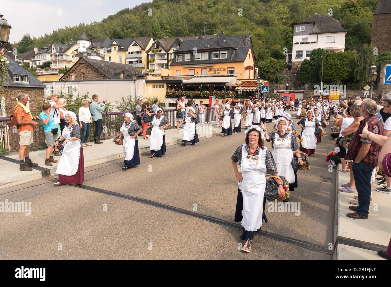 Wine Festival Parade a Cochem con vecchi abiti tradizionali e la principessa del vino, Rheinland-Pfalz, Germania, Europa Foto Stock