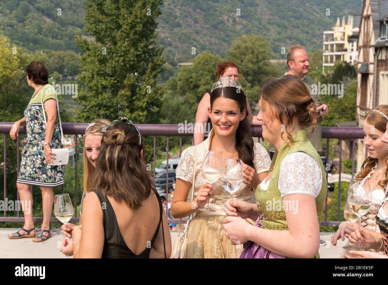 Wine Festival Parade a Cochem con vecchi abiti tradizionali e la principessa del vino, Rheinland-Pfalz, Germania, Europa Foto Stock