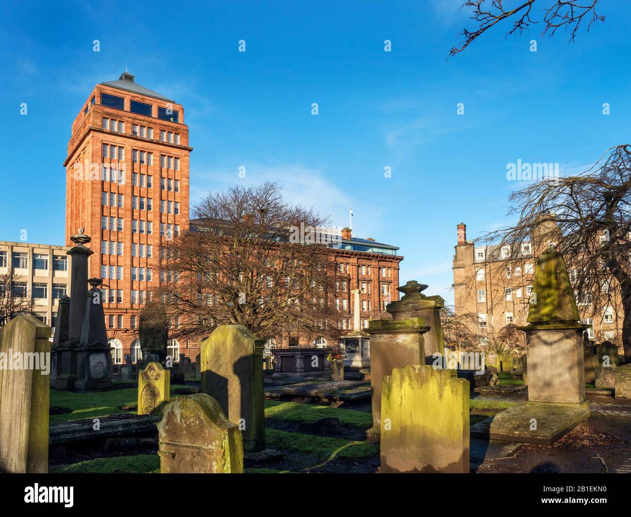 DC Thompson Courier Office edificio dallo storico terreno di sepoltura di Howff a Dundee Scotland Foto Stock