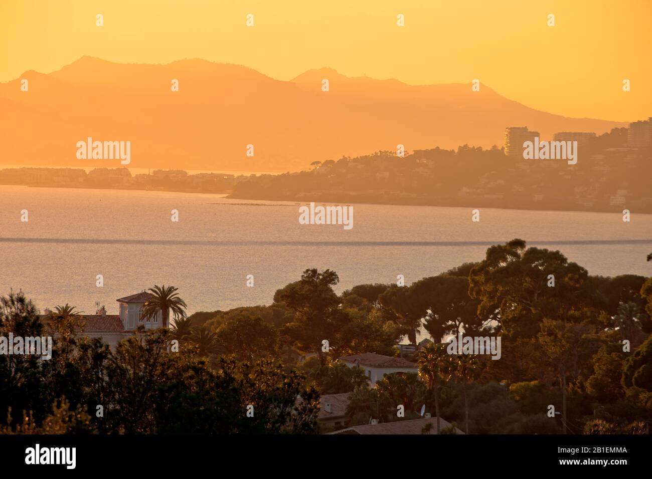 Cannes e Costa Azzurra Golden Sunset vista, idilliaca costa della Francia Foto Stock