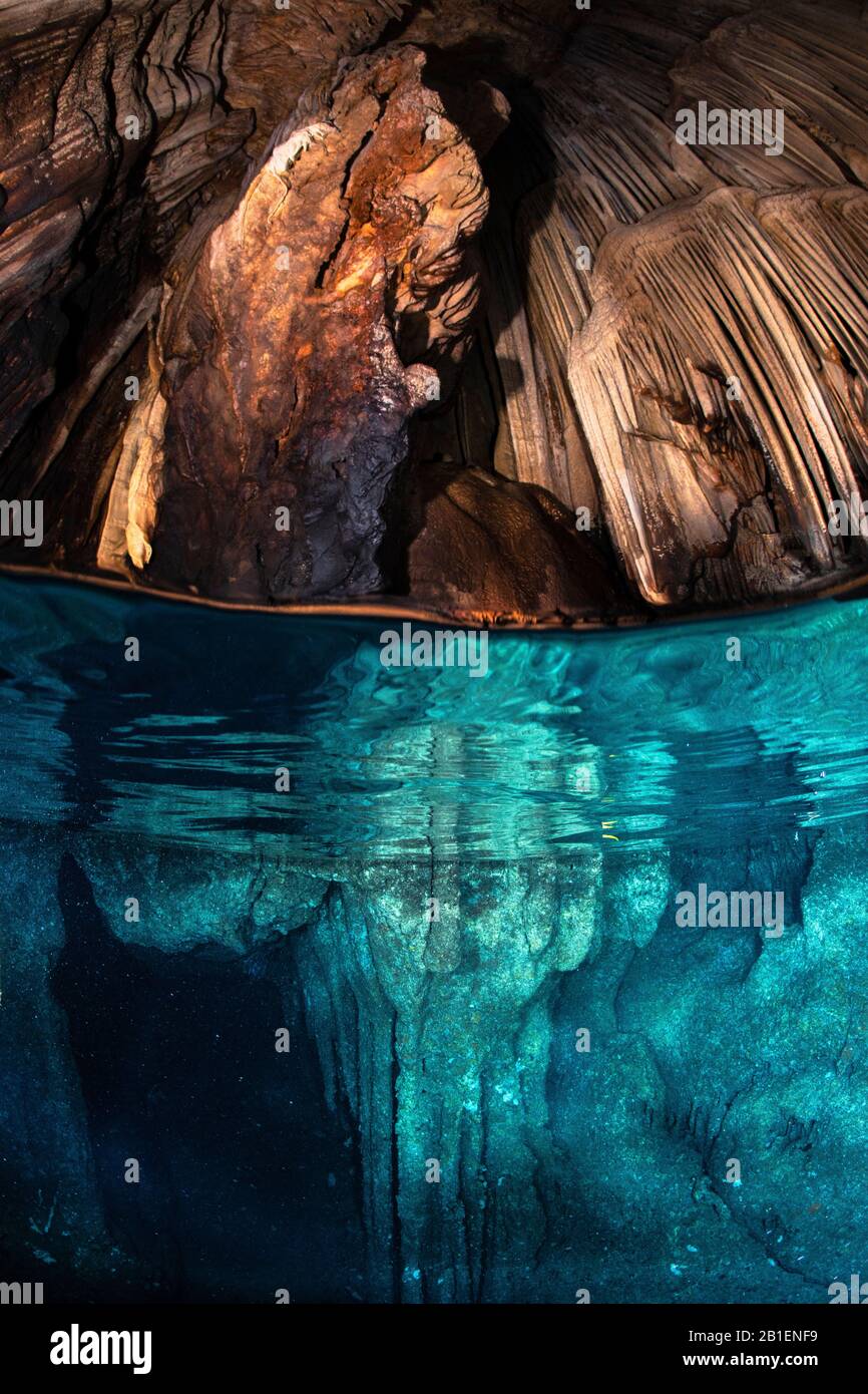 Grotta subacquea da Misool, Raja Ampat, Indonesiano Foto Stock