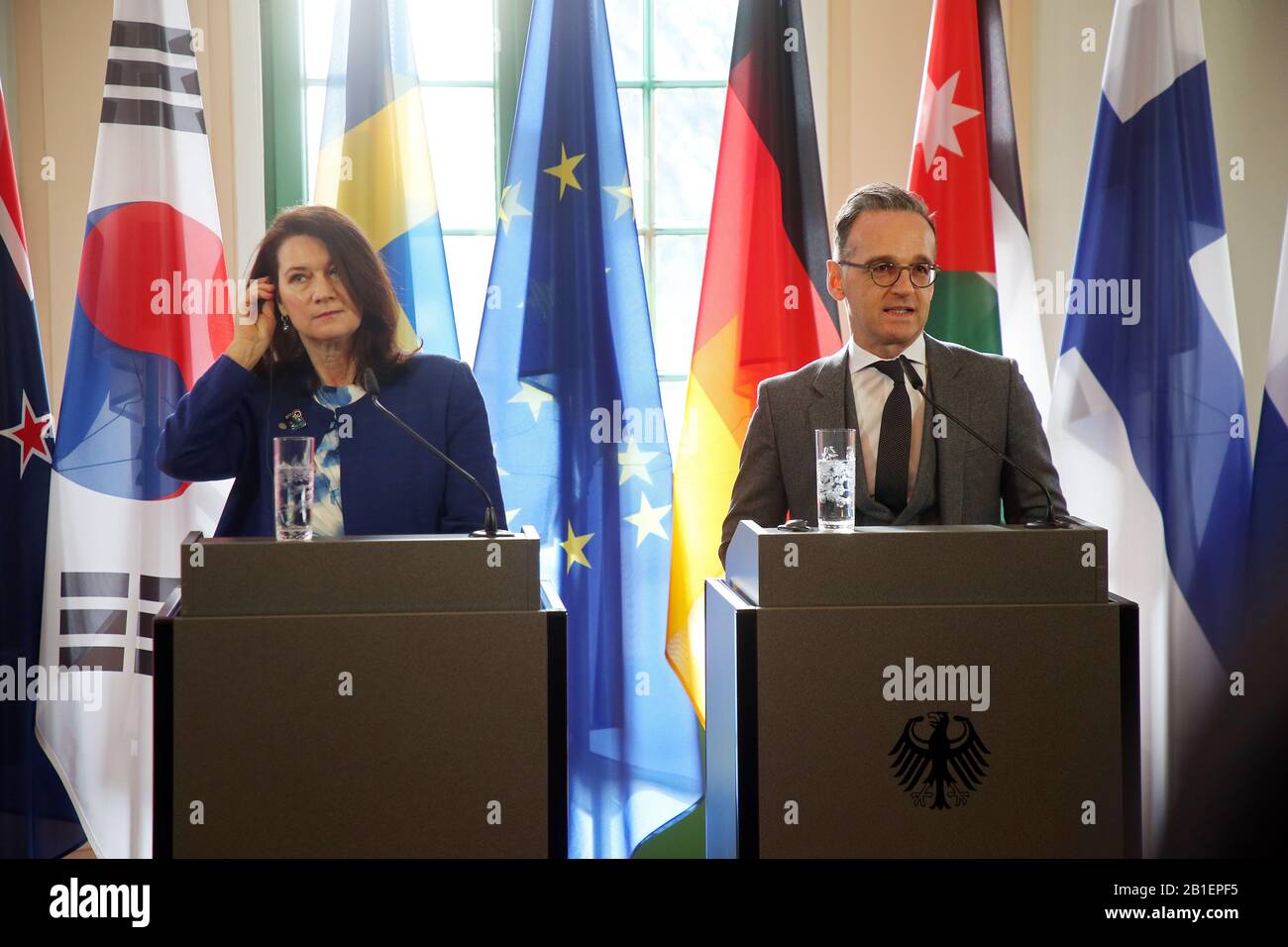 Berlino, Germania. 25th Feb, 2020. Heiko Maas (SPD), ministro degli Esteri tedesco, riceve a Villa Borsig insieme ad Ann Linde, ministro degli Esteri svedese, una conferenza stampa a Villa Borsig dopo la riunione dei ministri degli Esteri e dei membri dell'iniziativa di Stoccolma per il disarmo nucleare e del trattato Di Non Proliferazione. Credito: Wolfgang Kumm/Dpa/Alamy Live News Foto Stock