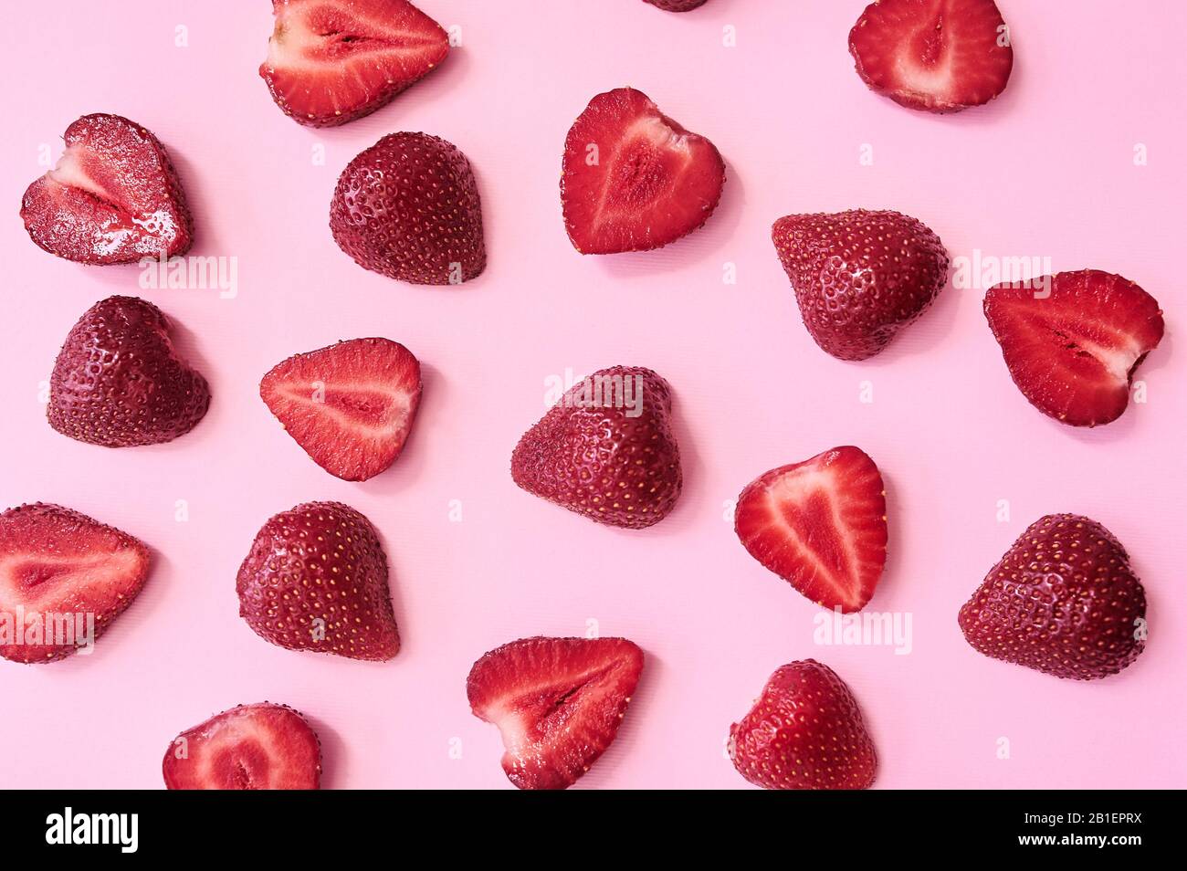 Fetta di fragola rossa texture di sfondo. Vista dall'alto. Concetto di estate alimenti eco Foto Stock