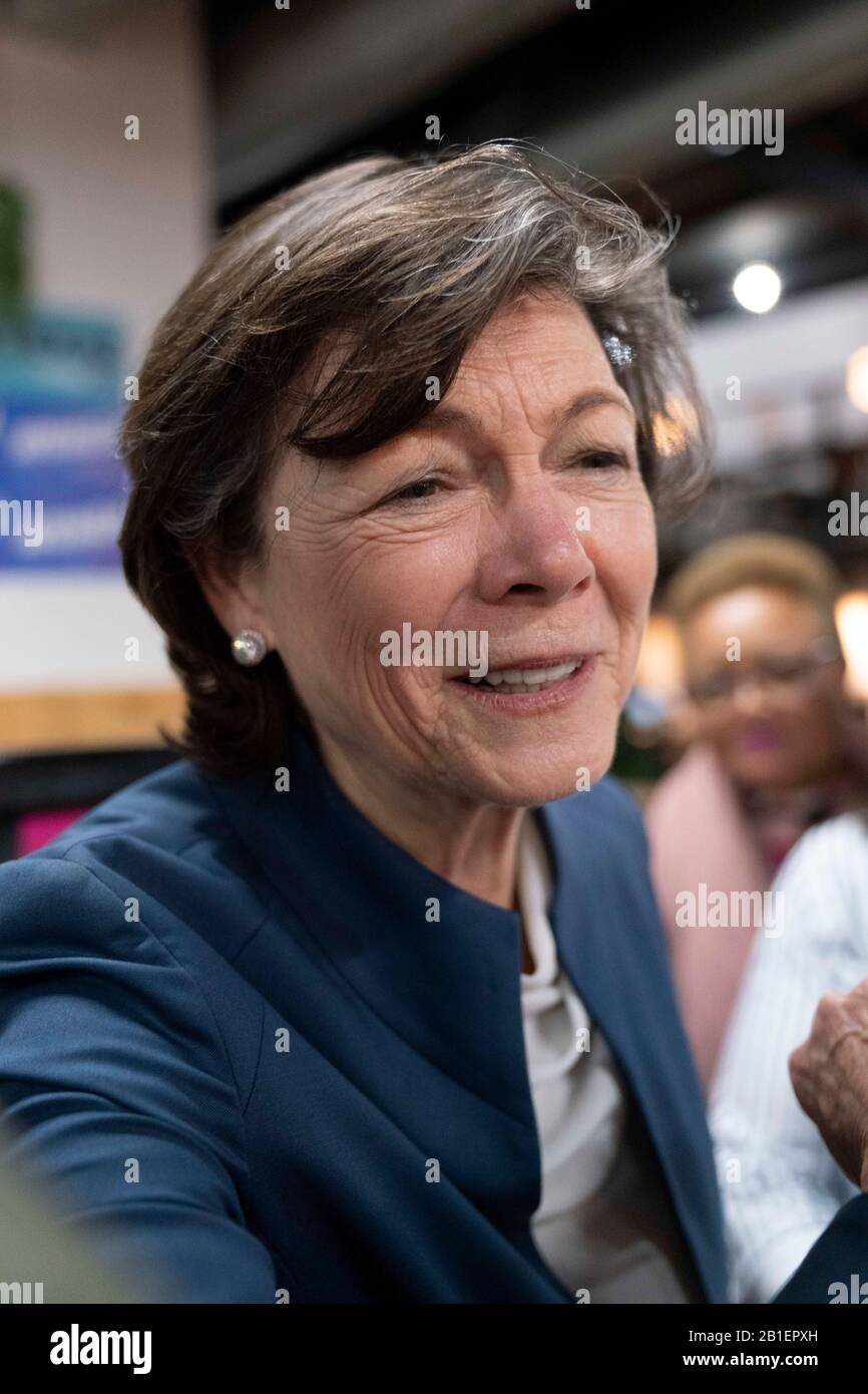 Diana Taylor, compagno di lunga data dell'ex sindaco di New York e candidato attuale per la nomina democratica presidenziale Michael Bloomberg, ospita i sostenitori di un rally femminile per Mike nel centro di Houston. Foto Stock