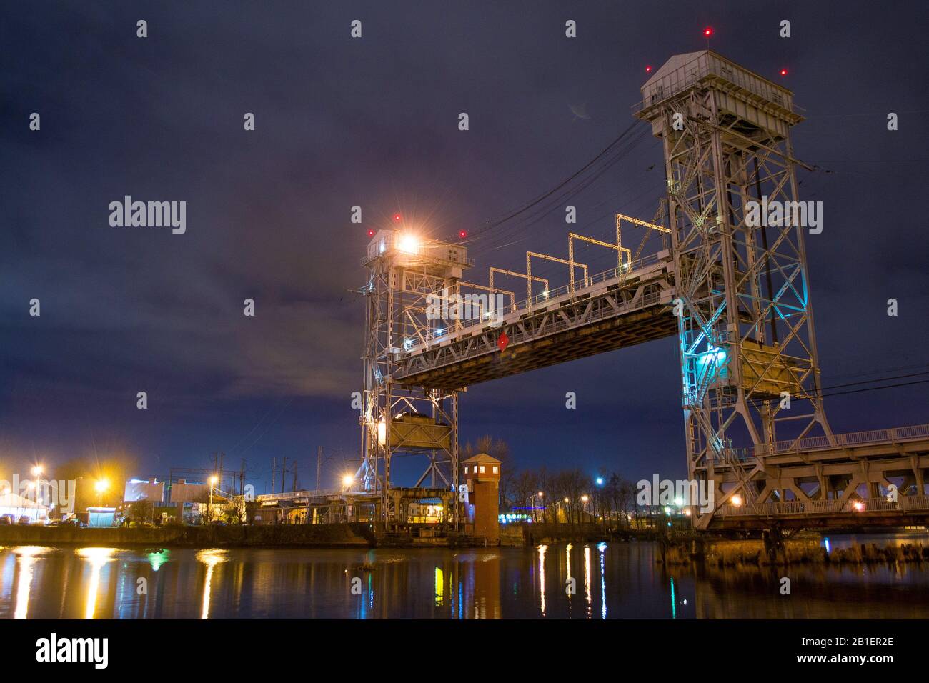 Ponte levatoio sopraelevato a due piani sul fiume Pregolya a Kaliningrad, Russia. Foto Stock