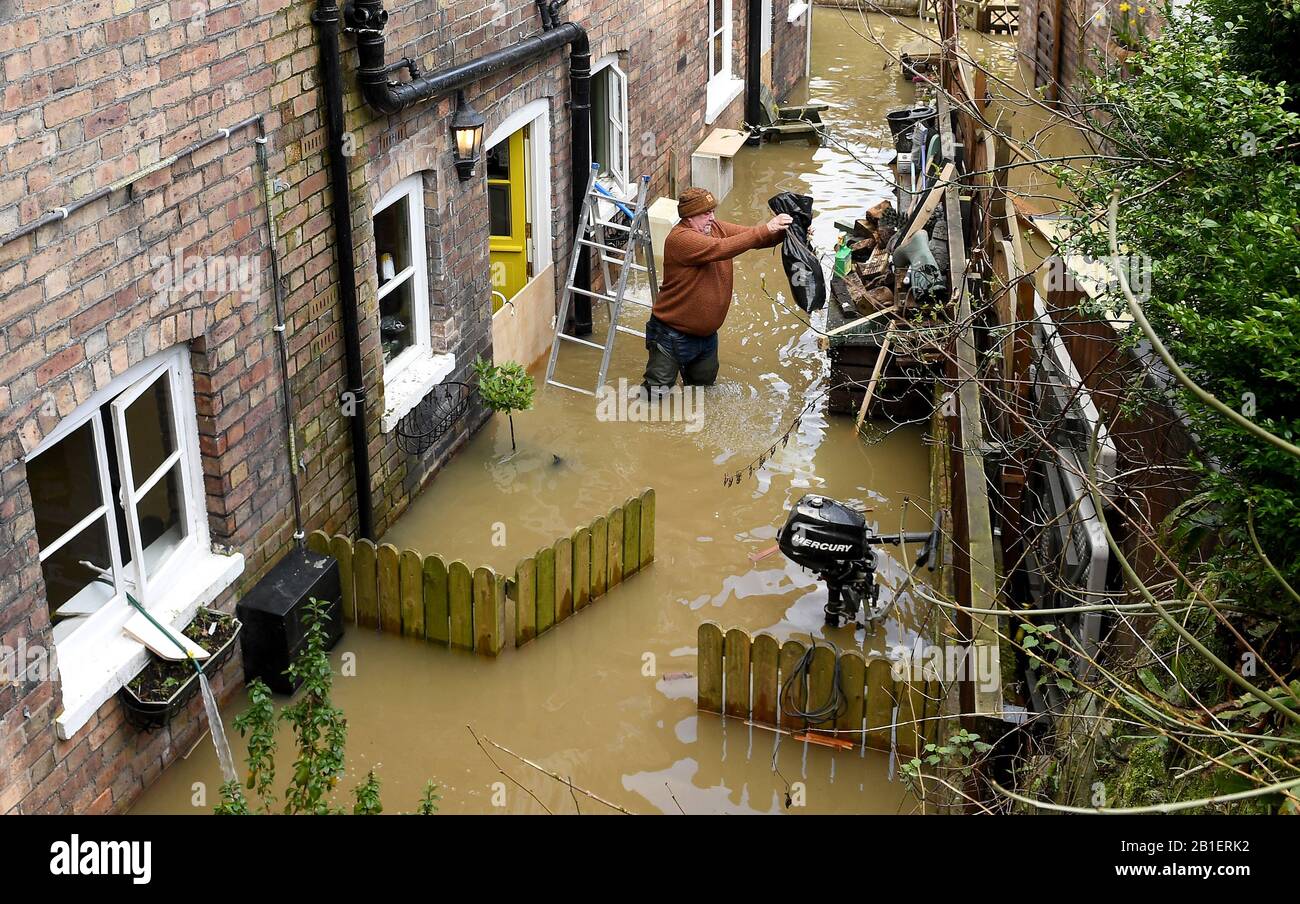 Fiume Severn in inondazione a Ironbridge Shropshire Regno Unito. VIC Haddock ha 60 anni, che vive vicino al fiume Severn a Ironbridge cercando di proteggere la sua casa. Credito: Foto di Sam Bagnall. Foto Stock