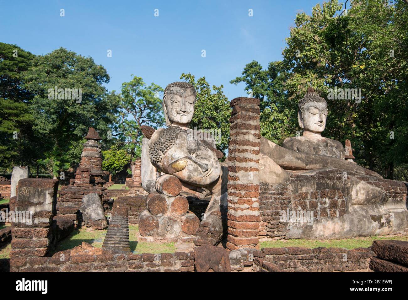 Statua di Buddha al Wat Phra Kaeo al Parco storico della città di Kamphaeng Phet nella provincia di Kamphaeng Phet nella Thailandia del Nord. Thailan Foto Stock