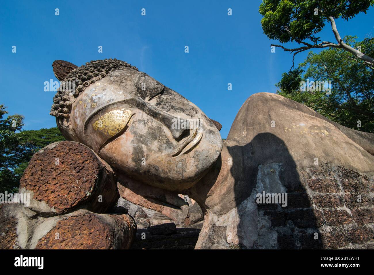 Statua di Buddha al Wat Phra Kaeo al Parco storico della città di Kamphaeng Phet nella provincia di Kamphaeng Phet nella Thailandia del Nord. Thailan Foto Stock