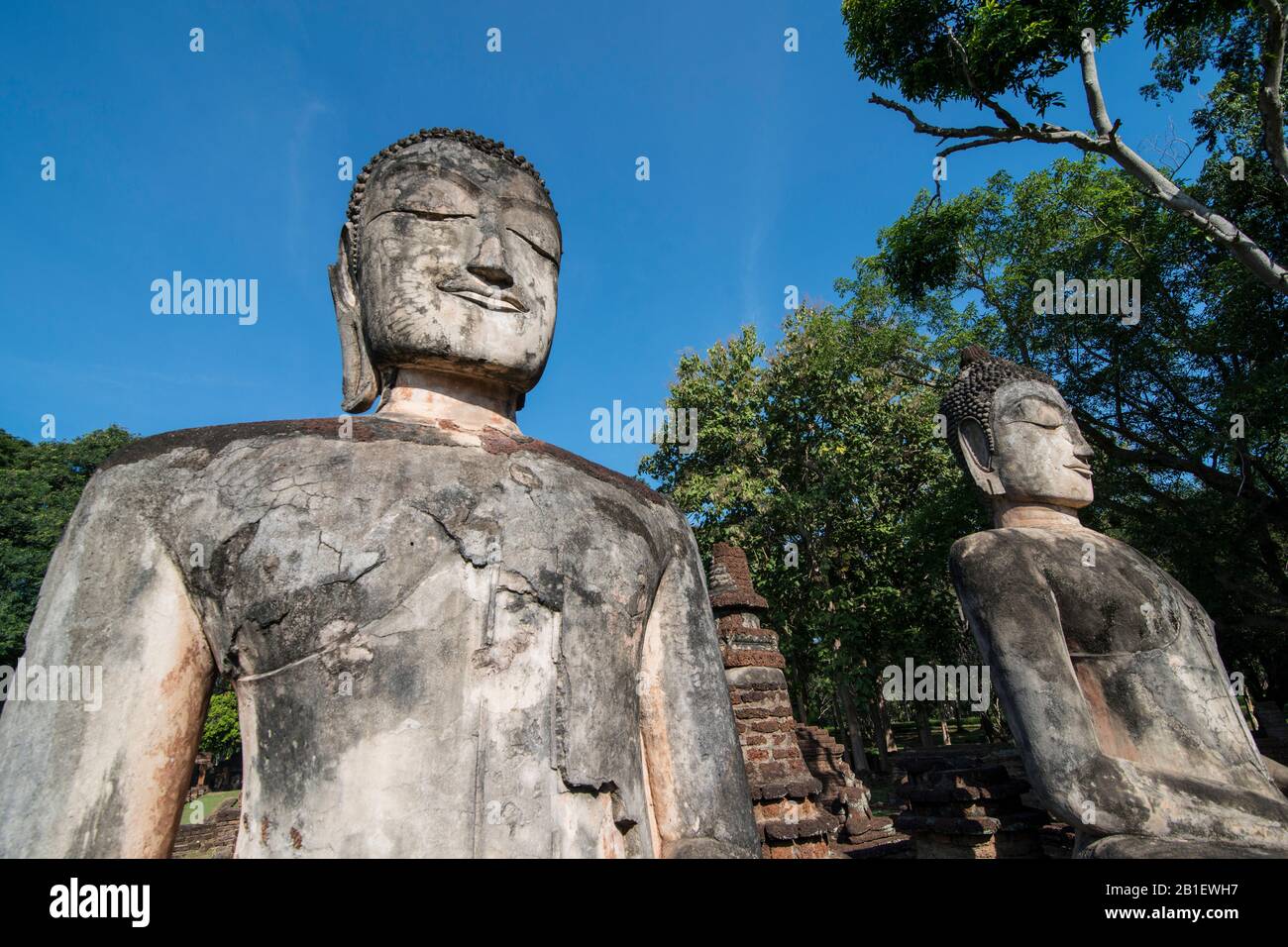 Statua di Buddha al Wat Phra Kaeo al Parco storico della città di Kamphaeng Phet nella provincia di Kamphaeng Phet nella Thailandia del Nord. Thailan Foto Stock