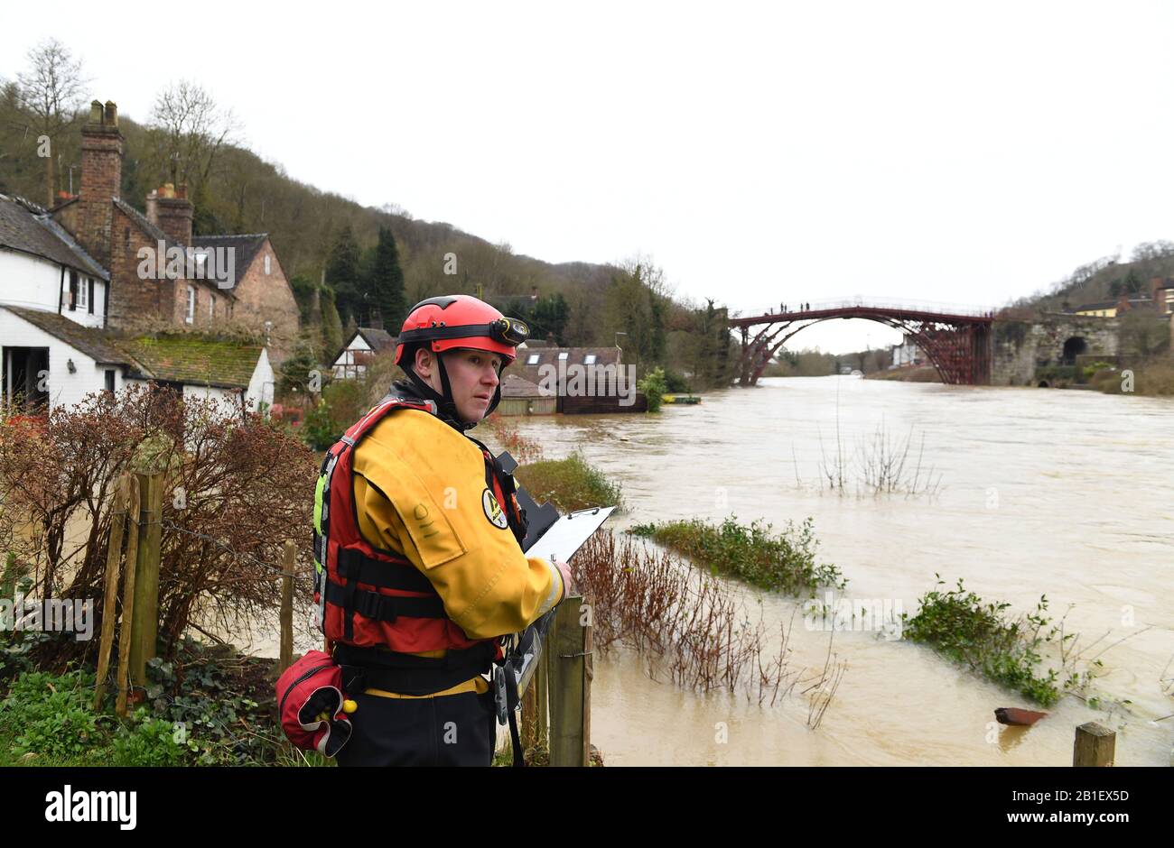 Ironbridge, Shropshire, Regno Unito. 25th Feb, 2020. Fiume Severn in alluvione in Ironbridge Shropshire Regno Unito. Shropshire servizi di soccorso e antincendio che monitorano l'incidente delle inondazioni. Credit: David Bagnall/Alamy Live News Foto Stock