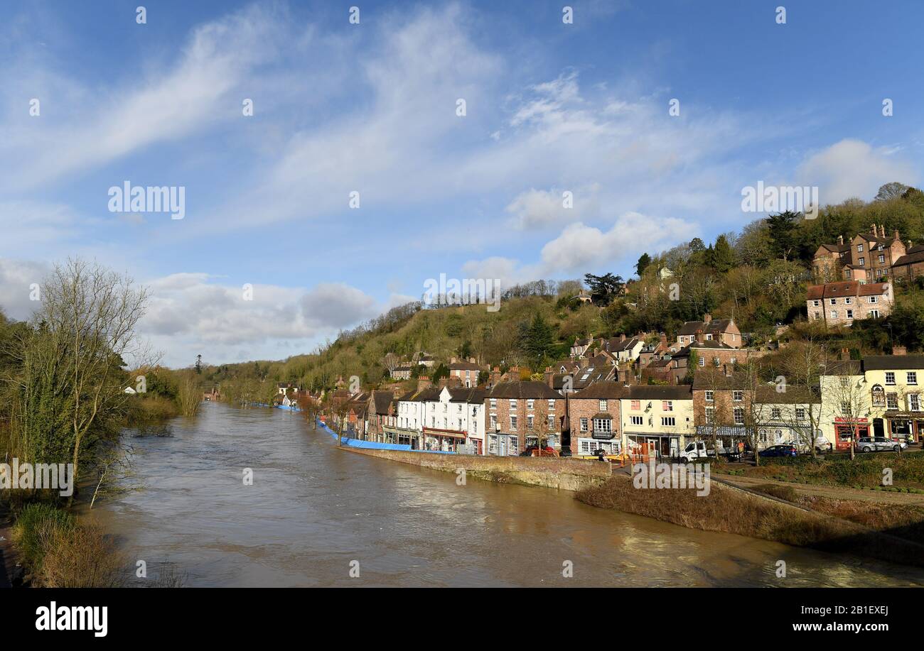 Ironbridge, Regno Unito. 25th Feb, 2020. 0 River Severn in alluvione in Ironbridge Shropshire Regno Unito. Le barriere di difesa contro le inondazioni dell'Agenzia per l'ambiente stanno difendendo le proprietà del Wharfage, ma le previsioni sono che il fiume sovrasta le barriere più tardi oggi. Credit: David Bagnall/Alamy Live News Foto Stock