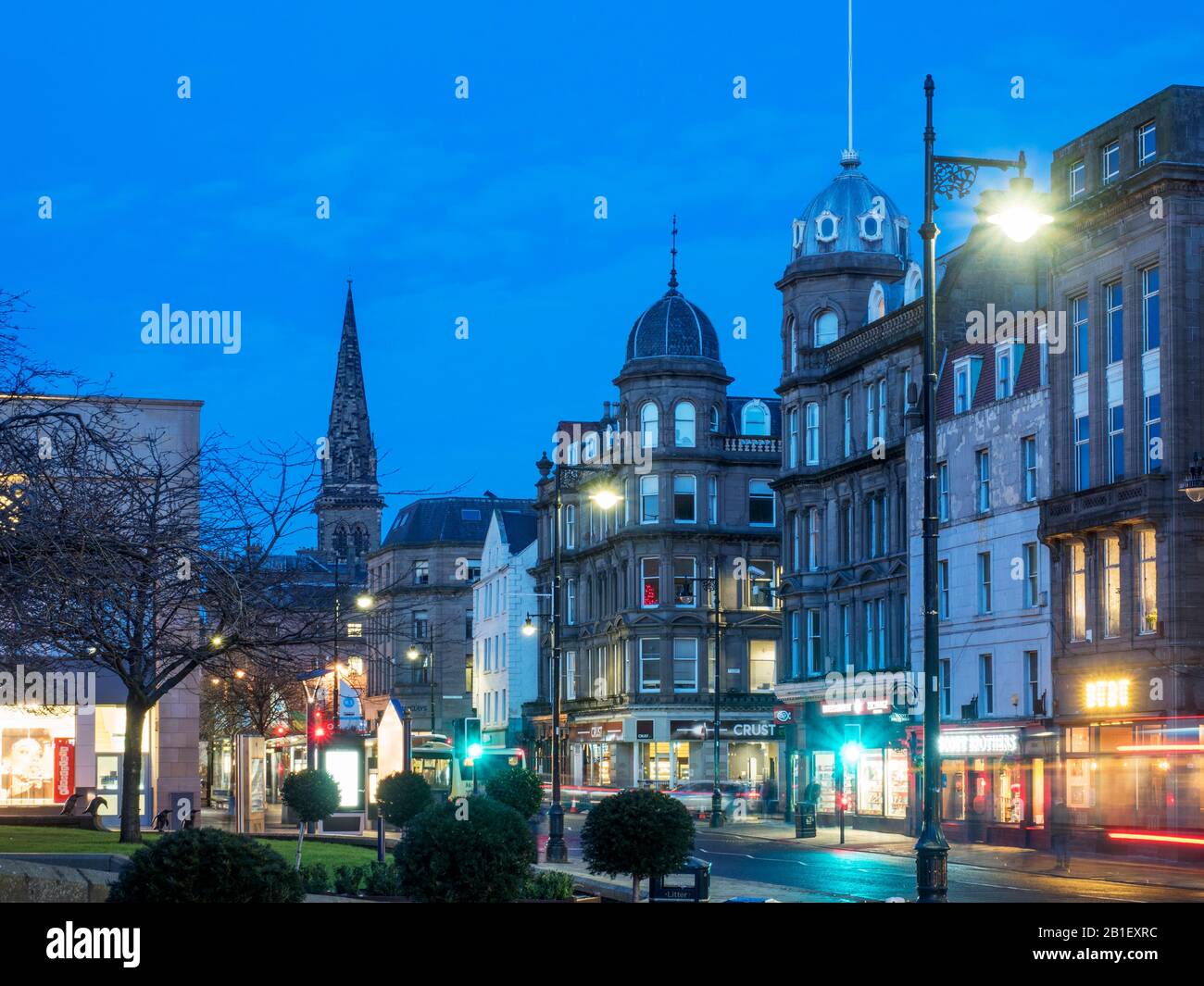 Vista lungo Nethergate al tramonto dalla Steeple Church di Dundee Scotland Foto Stock