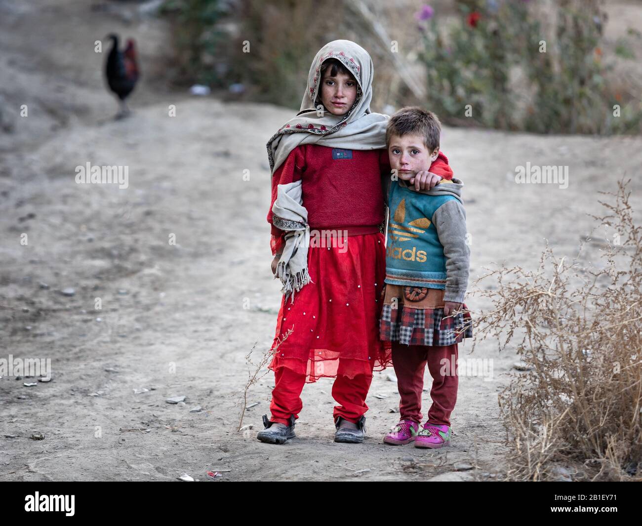 Valle di Hunza, Gilgit baltistan, ragazze musulmane del Pakistan in vestiti  colorati dal villaggio di montagna Foto stock - Alamy