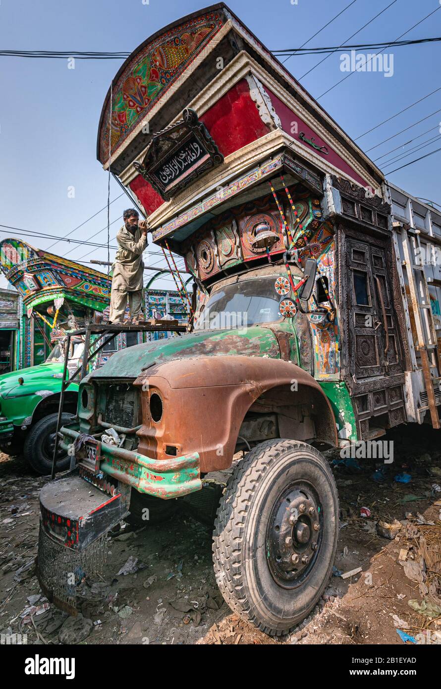 Lahore, Pakistan: Artisti pakistani di decorazione del camion. Manutenzione dei veicoli Jingle colorati Foto Stock