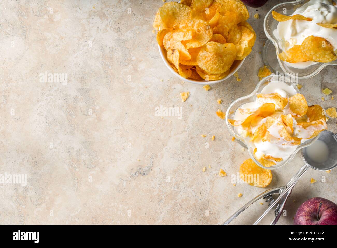 Gelato americano alla moda in stile New york. Gelato alla vaniglia dolce e salato con mele e patatine fritte. Dolce Acido Moderno Dessert. Foto Stock