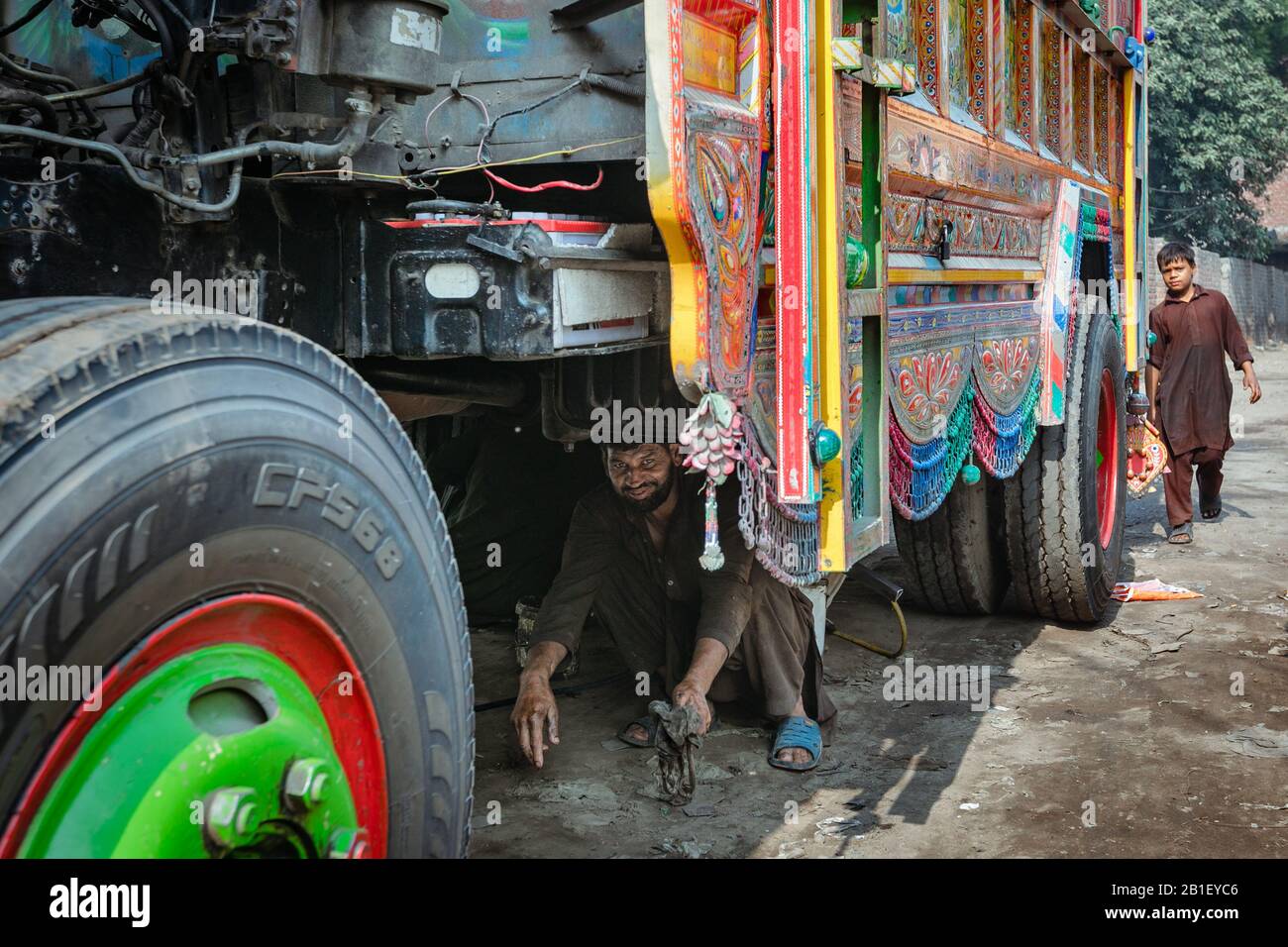 Lahore, Pakistan: Artisti pakistani di decorazione del camion. Manutenzione dei veicoli Jingle colorati Foto Stock