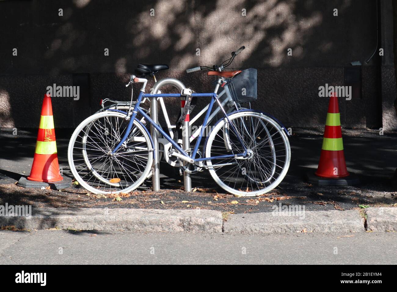 Biciclette su strada parcheggio urbano bici città Foto Stock
