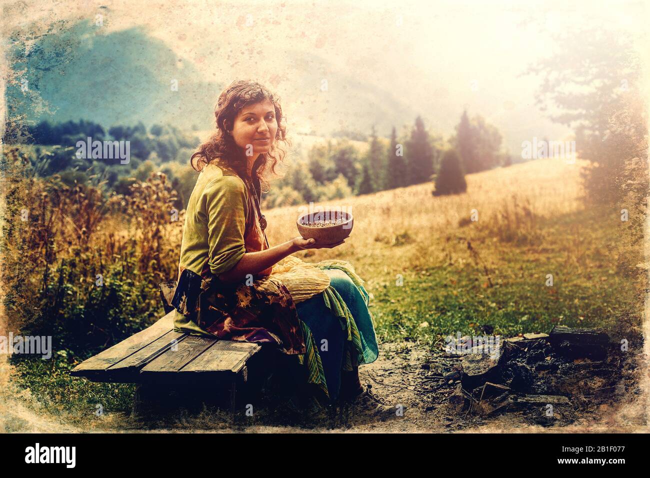 ragazza sulle montagne con ciotola di porridge di avena, vecchio effetto foto. Foto Stock