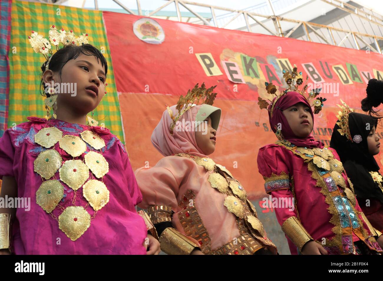 Makassar, Indonesia, 25th Feb 2020. Le attività della settimana culturale tenute dagli studenti della scuola islamica di Athirah Makassar. Questo evento ha coinvolto tutti gli studenti dell'asilo, della scuola elementare, della scuola superiore e della scuola superiore, indossando abiti tradizionali di tutte le culture in Indonesia. Credito: Herwin Bahar / Alamy Live News Foto Stock