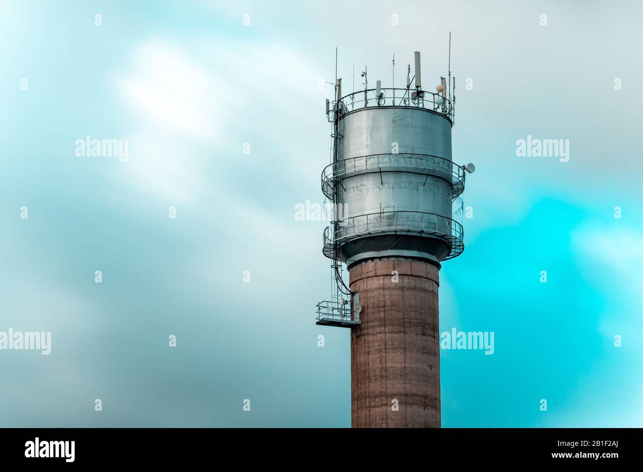 Serbatoio di stoccaggio dell'infrastruttura di servizio della torre dell'acqua della città. Torre dell'acqua con antenna di comunicazione degli operatori di telecomunicazioni e servizio internet Foto Stock