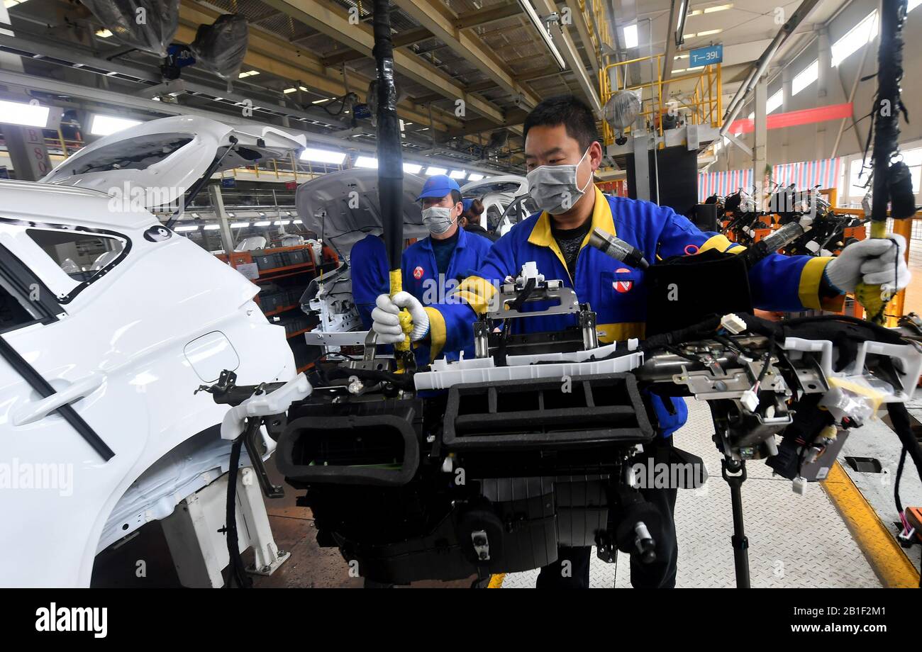 XI'an, la Provincia Shaanxi della Cina. 25th Feb, 2020. I lavoratori lavorano sulla linea di assemblaggio presso una fabbrica di veicoli BYD Auto a Xi'an, nella provincia Shaanxi della Cina nord-occidentale, 25 febbraio 2020. Lo stabilimento Xi'an di BYD Auto ha ripreso la produzione in mezzo alla prevenzione delle epidemie e agli sforzi di controllo. Credito: Liu Xiao/Xinhua/Alamy Live News Foto Stock