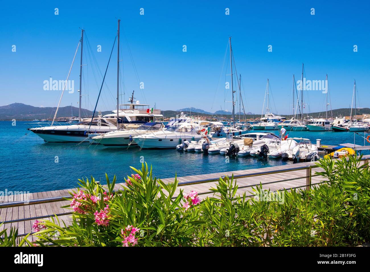 Golfo Aranci, Sardegna / Italia - 2019/07/16: Vista panoramica del porto  degli yacht di Golfo Aranci - Marina di Golfo Aranci - con viale di mare  Foto stock - Alamy