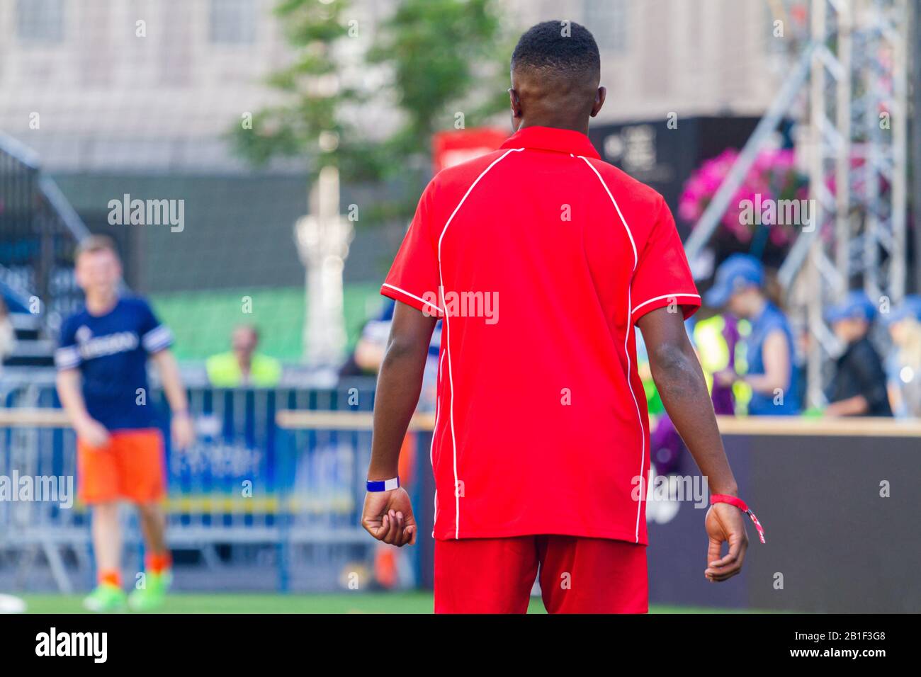 giovane calciatore nero in uniforme rossa Foto Stock