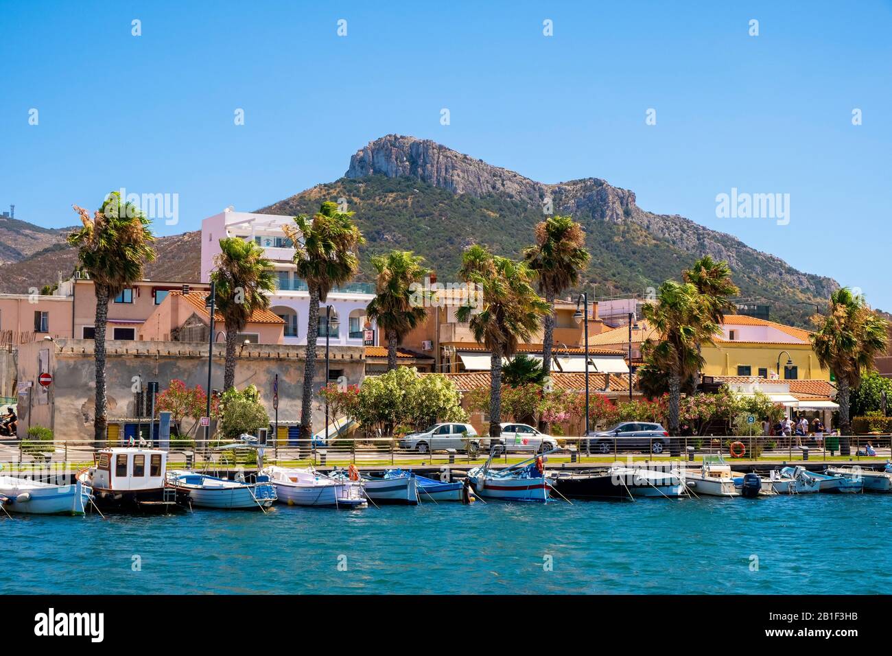 Golfo Aranci, Sardegna / Italia - 2019/07/16: Vista panoramica del porto degli yacht di Golfo Aranci - Marina di Golfo Aranci - con viale di mare Foto Stock