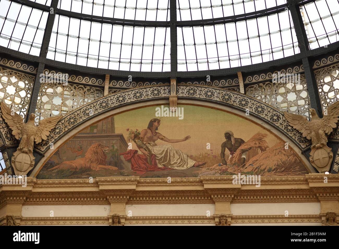 Lunette mosaico raffigurante l'Africa di Pagliano, sculture di aquile, per la galleria commerciale Galleria Vittorio Emanuele II Piazza del Duomo nel 1867 Milano Foto Stock