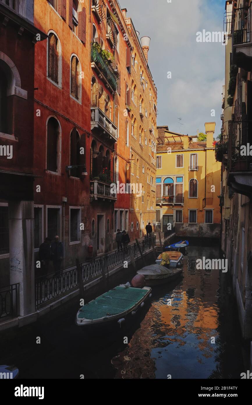 Una vista lungo Rio de Ca' Granzoni, un'affascinante passeggiata attraverso una singolare balaustra in pizzo di ferro sul canale a lato della strada nel tardo pomeriggio luce Venezia Italia Foto Stock