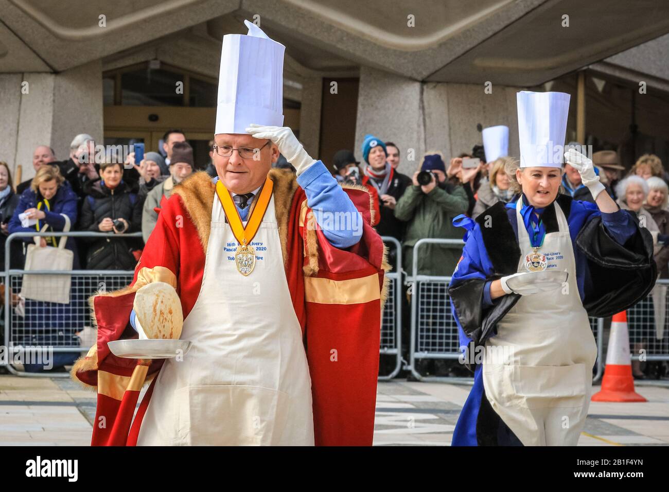 Guildhall, Londra, Regno Unito. 25th Feb, 2020. I concorrenti corrono con le loro padelle in mano. Il martedì di Shrove, chiamato anche "giorno Pancake", vede squadre di partecipanti dalla livree della City of London competere nelle loro regalia e abito di fantasia come si prendono l'un l'altro in gare di pancake. La tradizione annuale si svolge al di fuori del Guildhall della città. Credito: Imageplotter/Alamy Live News Foto Stock