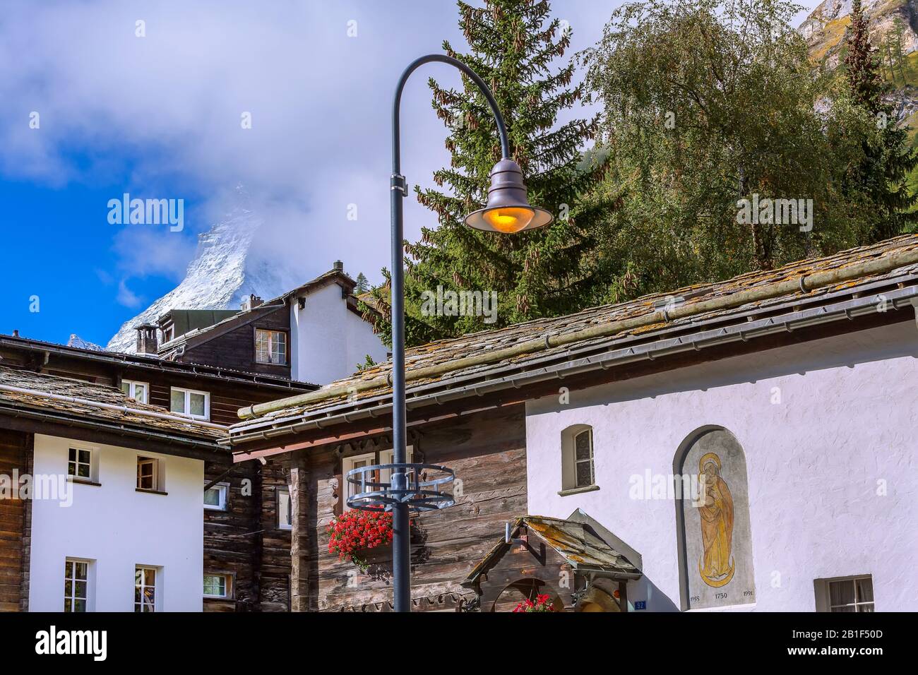 Monte Cervino neve primo piano e Zermatt tetto della casa alpina, Svizzera, Alpi svizzere, montagne e luce della strada Foto Stock