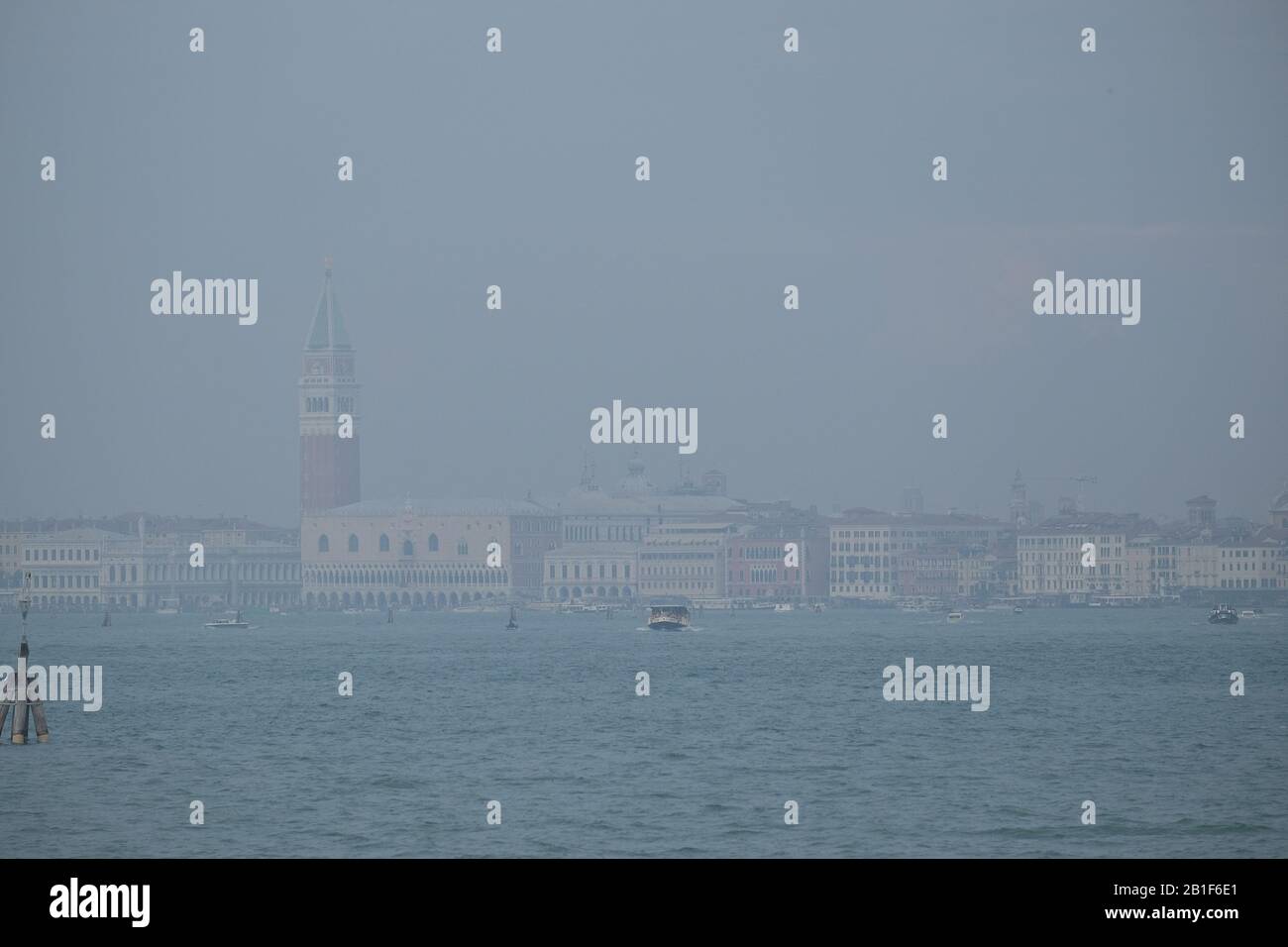 Vista di Venezia, Palazzo Ducale, Campanile di San Marco e Riva degli Schiavoni, Venezia velata da una nebbia mattutina attraverso il bacino di San Marco dal Lido Foto Stock